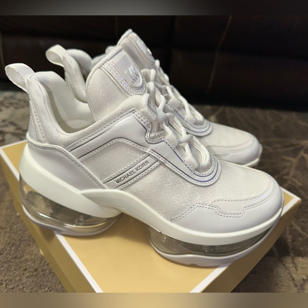 MICHAEL KORS WITHE TENIS SHOES